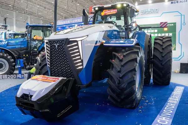 В Китае показали сверхмощный трактор на спирте: новая техника может работать даже без водителя