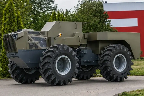 В Румынии представили тяжелый роботизированный комплекс IRON-690 для логистики и поддержки войск
